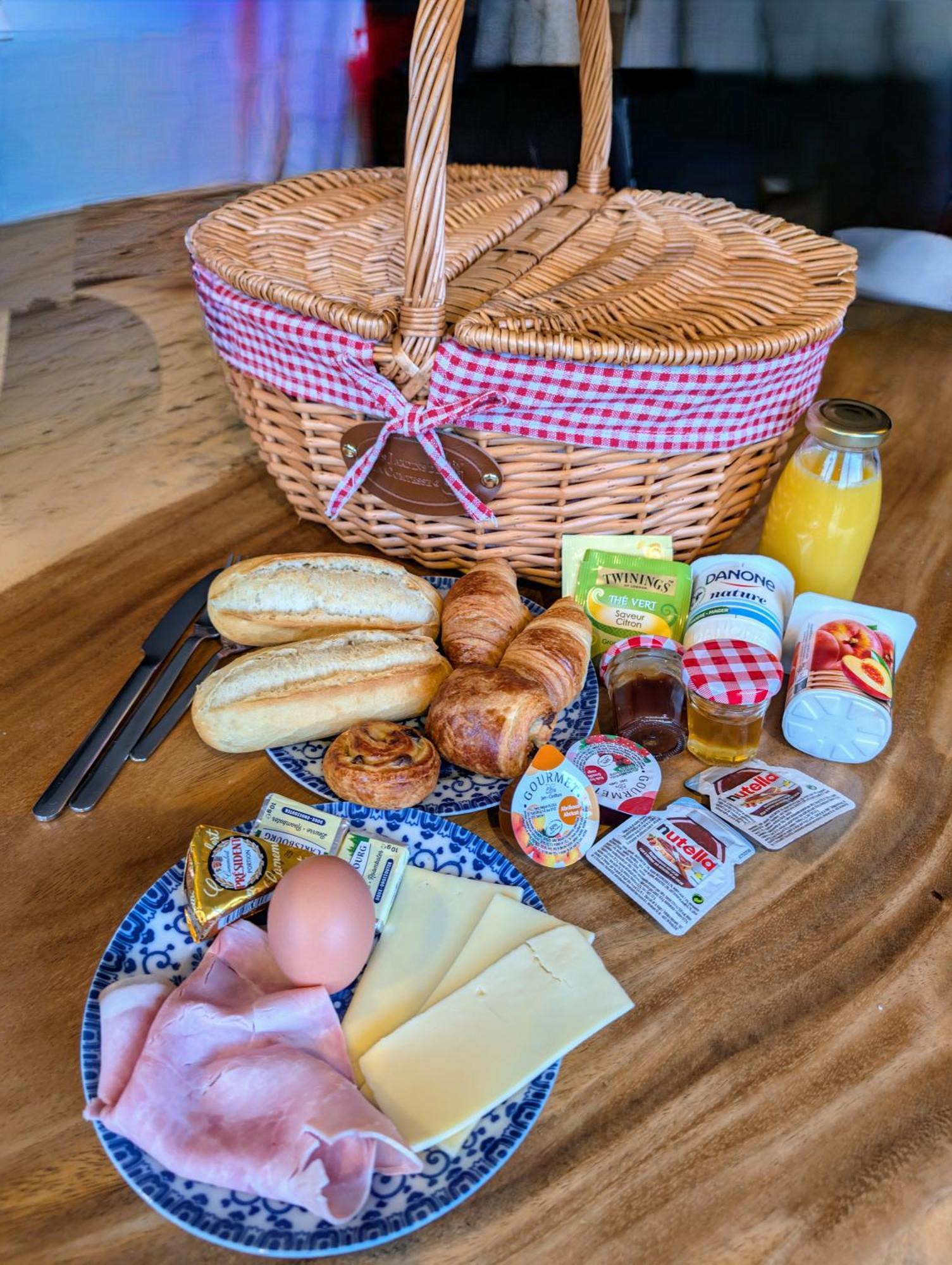 ホテル A Fleur De Couette Auvelais エクステリア 写真